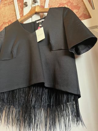 Top negro SINTESIS bajo plumas