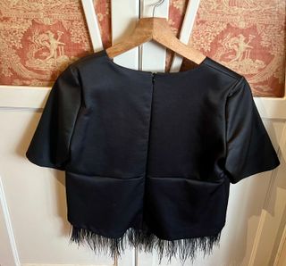 Top negro SINTESIS bajo plumas