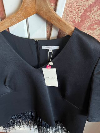 Top negro SINTESIS bajo plumas