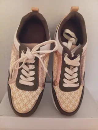 Zapatillas Beige y Doradas