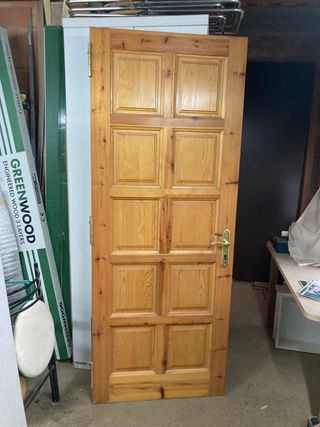 Puerta de entrada maciza de madera sin marco