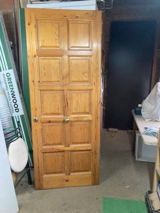 Puerta de entrada maciza de madera sin marco