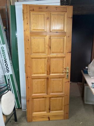 Puerta de entrada maciza de madera sin marco