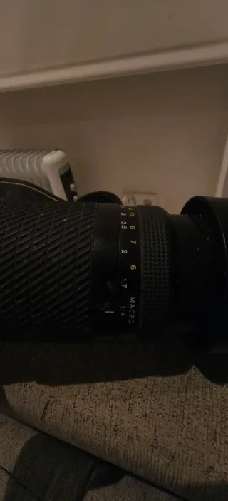 Fotocamera Nikon con obiettivo e caricabatterie