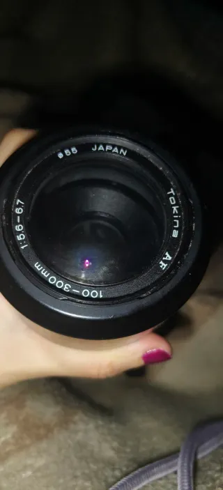 Cámara Nikon con objetivo y cargador