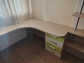 Dormitorio juvenil 3 camas y estanterías