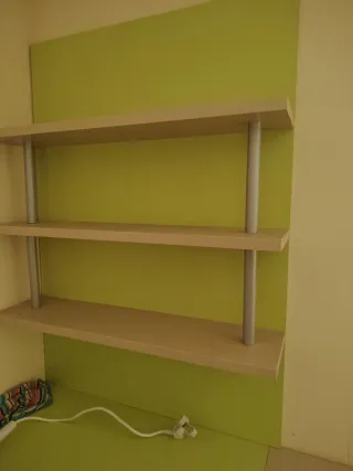 Dormitorio juvenil 3 camas y estanterías