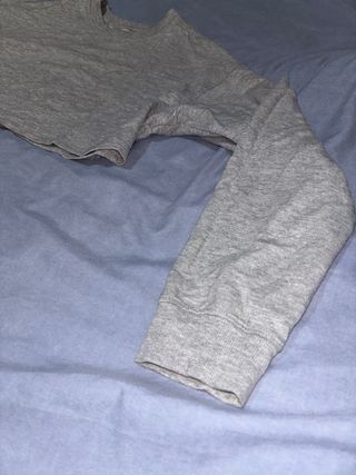 Crop top gris manga larga