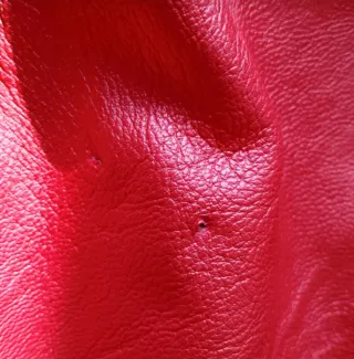 Cazadora roja estilo motero