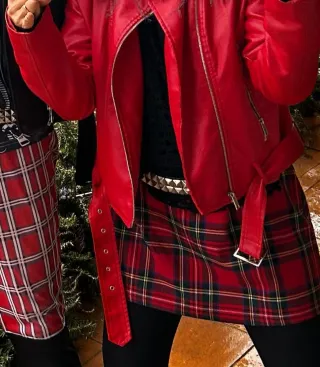 Cazadora roja estilo motero