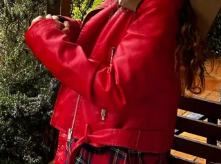 Cazadora roja estilo motero