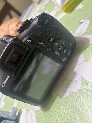 Cámara Canon EOS 2000D Negra