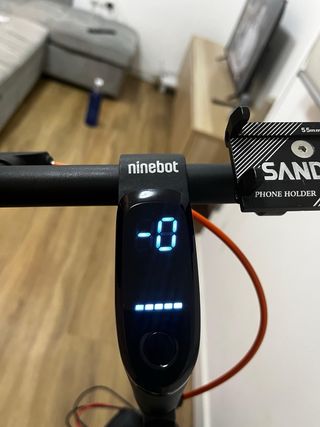 Patinete eléctrico con casco