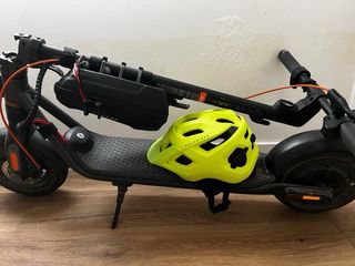 Patinete eléctrico con casco