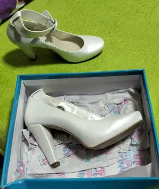 Zapatos de tacón blanco roto