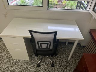 Escritorio blanco con silla de oficina