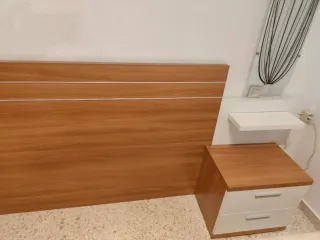 Cabecero de matrimonio y mesitas de noche a juego