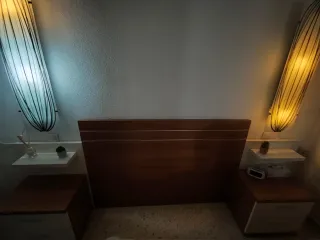 Cabecero de matrimonio y mesitas de noche a juego