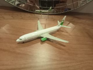 Avión Herpa Wings B737 Escala 1:400