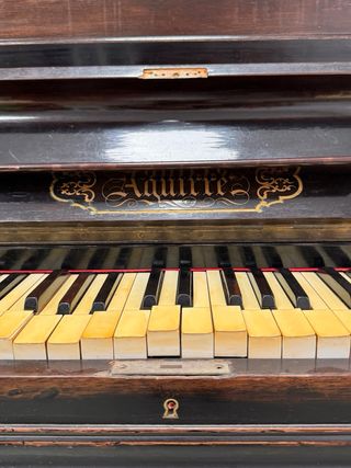 Piano antiguo para decoración.