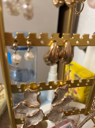 Pendientes dorados elegantes