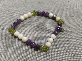 Pulsera de cuentas morado, blanco y verde