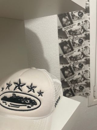 Gorra corteiz blanca con estrellas