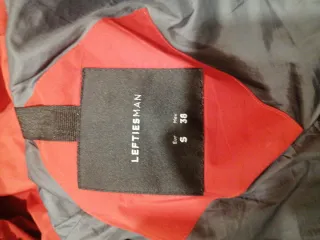 Cazadora roja para lluvia y frío