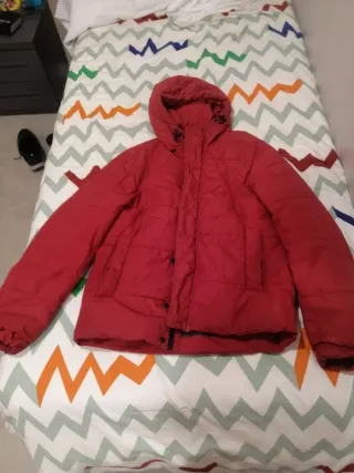 Cazadora roja para lluvia y frío