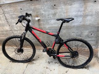 Bicicleta MTB Negra y Roja