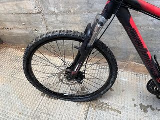 Bicicleta MTB Negra y Roja