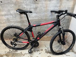 Bicicleta MTB Negra y Roja