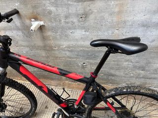 Bicicleta MTB Negra y Roja