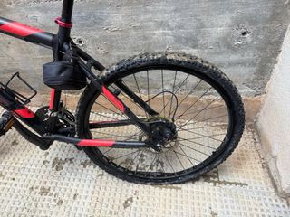 Bicicleta MTB Negra y Roja