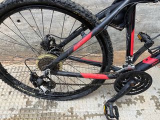 Bicicleta MTB Negra y Roja