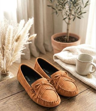 Mocasines camel con flecos y lazo