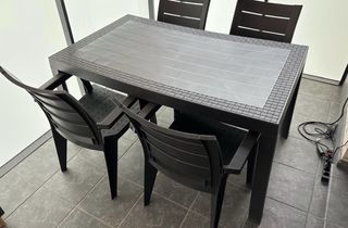 Mesa y 4 sillas de resina para terraza