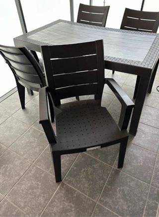 Mesa y 4 sillas de resina para terraza