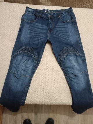 Vaquero moto con protecciones