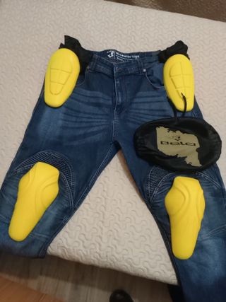 Vaquero moto con protecciones
