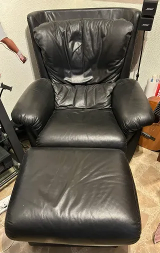 Sillón y puff de piel negro