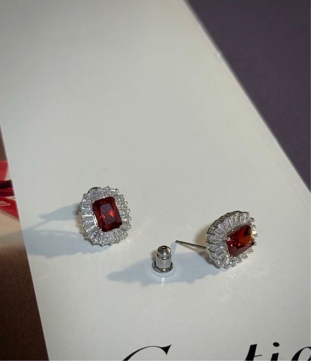Pendientes con cristal rojo y plata
