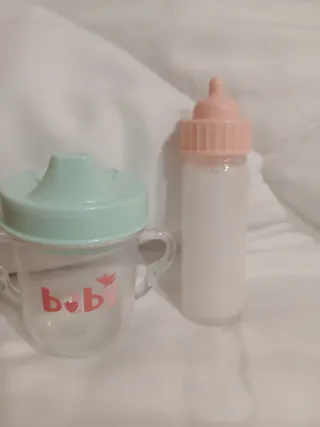 Muñeco bebé con chupete y biberón