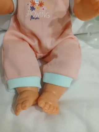 Muñeco bebé con chupete y biberón