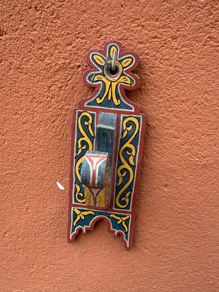 Perchero de madera antiguo decorado