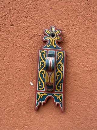 Perchero de madera antiguo decorado