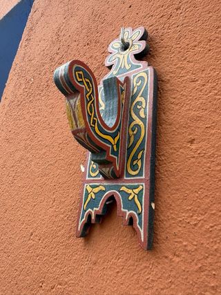 Perchero de madera antiguo decorado