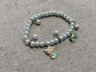 Pulsera Perlas Azul Pastel con Dijes