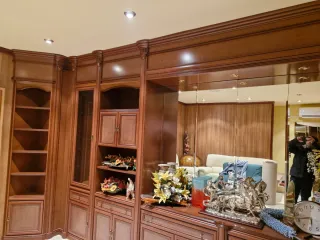 Guardaroba classico in legno e vetro