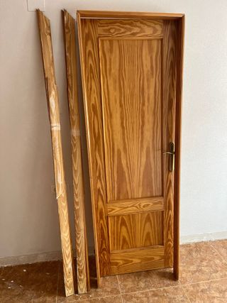Puerta de pino macizo